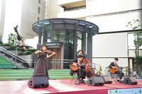 左奥からIG、MASH弦楽団。