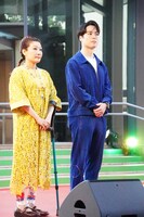 左から栗栖良依、FISHBOY。