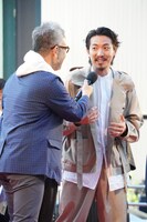 左から宮本亞門、上山竜治。