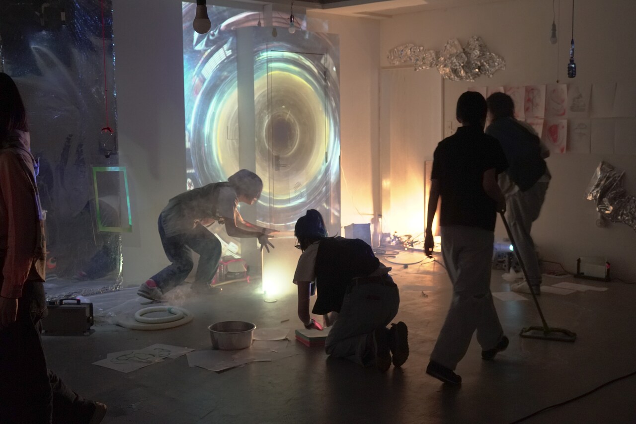 現実と夢が混ざり合うバストリオ「ちちち」開幕、今野裕一郎「今あるもん全部使いきって」