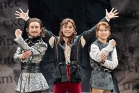 「舞台『椿説 三銃士』～One for all, All for one?～」取材会より、左からなだぎ武、小鯛詩恩（ジャニーズJr.）、竹村実悟（ジャニーズJr.）。