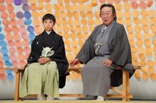 左から尾上眞秀、尾上菊五郎。