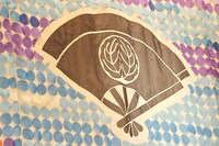 祝幕に施された音羽屋の家紋・重ね扇に抱き柏。
