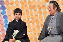 左から尾上眞秀、尾上菊五郎。