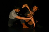 第2部の小尻健太と佐藤琢哉によるダンスパフォーマンスの様子。