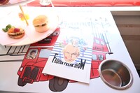 アフタヌーンティーバスツアーの様子。