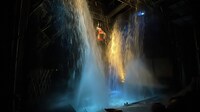 特設野外舞臺での過去公演より、大量の水が天井から降る演出の様子。