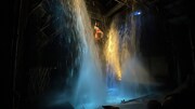 特設野外舞臺での過去公演より、大量の水が天井から降る演出の様子。