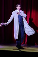 ミュージカル「シー・ラヴズ・ミー」より。