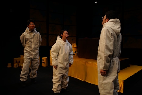 戦争を考える2作品連続上演 渡辺源四郎商店第38回公演「空に菜の花、地に鉞」より。（撮影：山下昇平）