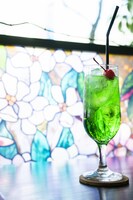 竪山隼太のアイデアで窓辺に置かれたメロンソーダ。（撮影：竪山隼太）