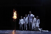 シュトゥットガルト州立歌劇場「ドン・カルロ」（ロッテ・デ・ベア演出）より。(c)Matthias Baus