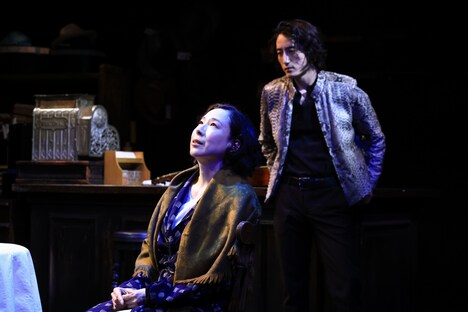 文学座公演「地獄のオルフェウス」より。（撮影：宮川舞子）
