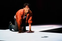 「凍える FROZEN」より。（撮影：細野晋司、写真提供：株式会社パルコ）