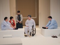 劇団普通「病室」より。（撮影：福島健太）