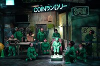 KAAT神奈川芸術劇場プロデュース「虹む街の果て」より。（撮影：田中亜紀）