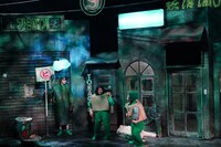 KAAT神奈川芸術劇場プロデュース「虹む街の果て」より。（撮影：田中亜紀）