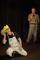 前芝居「阿呆劇・注文の多い地下室」より。