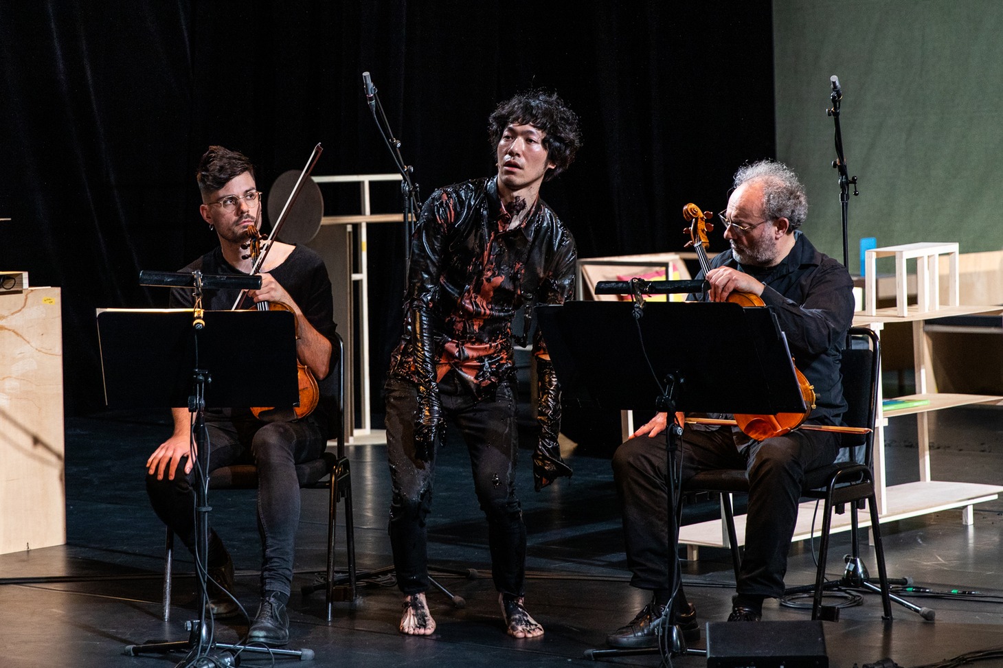 チェルフィッチュ × 藤倉大 with クラングフォルム・ウィーン「リビングルームのメタモルフォーシス」より。(c)Nurith Wagner-Strauss