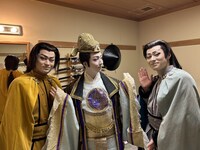 爽やか好青年な後輩2人、福之助（左）・歌之助（右）兄弟に囲まれた米吉。萌え袖な衛紹王米吉、あざとい。