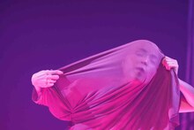 ルサンチカ「殺意（ストリップショウ）」より。（Photo by manami tanaka）