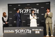 ユ・ボンヨル氏に耳を傾ける佐藤仁美、和田雅成、富田鈴花。