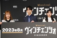 左から佐藤仁美、和田雅成、富田鈴花。