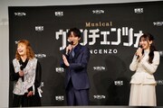 左から佐藤仁美、和田雅成、富田鈴花。