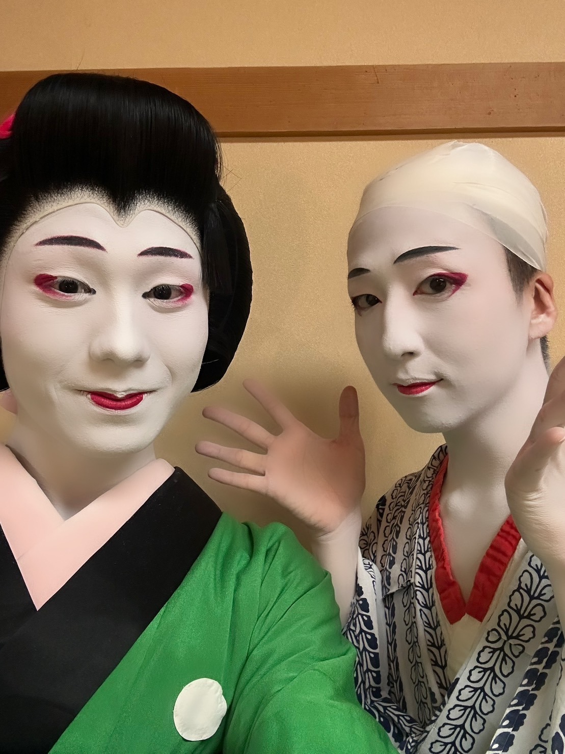 夜の部「御贔屓繫馬」より、百足のお百に扮したフレッシュカワイイ團子と、部屋着で頭も付けていないのにとびきりカワイイ米吉。