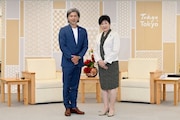 左から熊川哲也、小池百合子東京都知事。