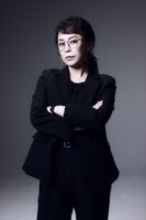 佐藤仁美扮するチェ・ミョンヒ。