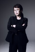 佐藤仁美扮するチェ・ミョンヒ。