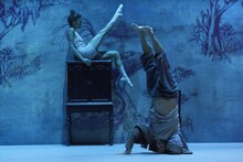 インバル・ピント「リビングルーム」より。（撮影：片岡陽太）