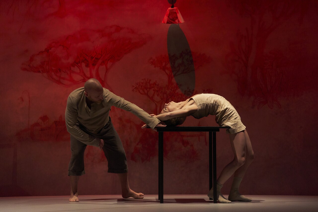 インバル・ピントの最新作「リビングルーム」東京公演スタート