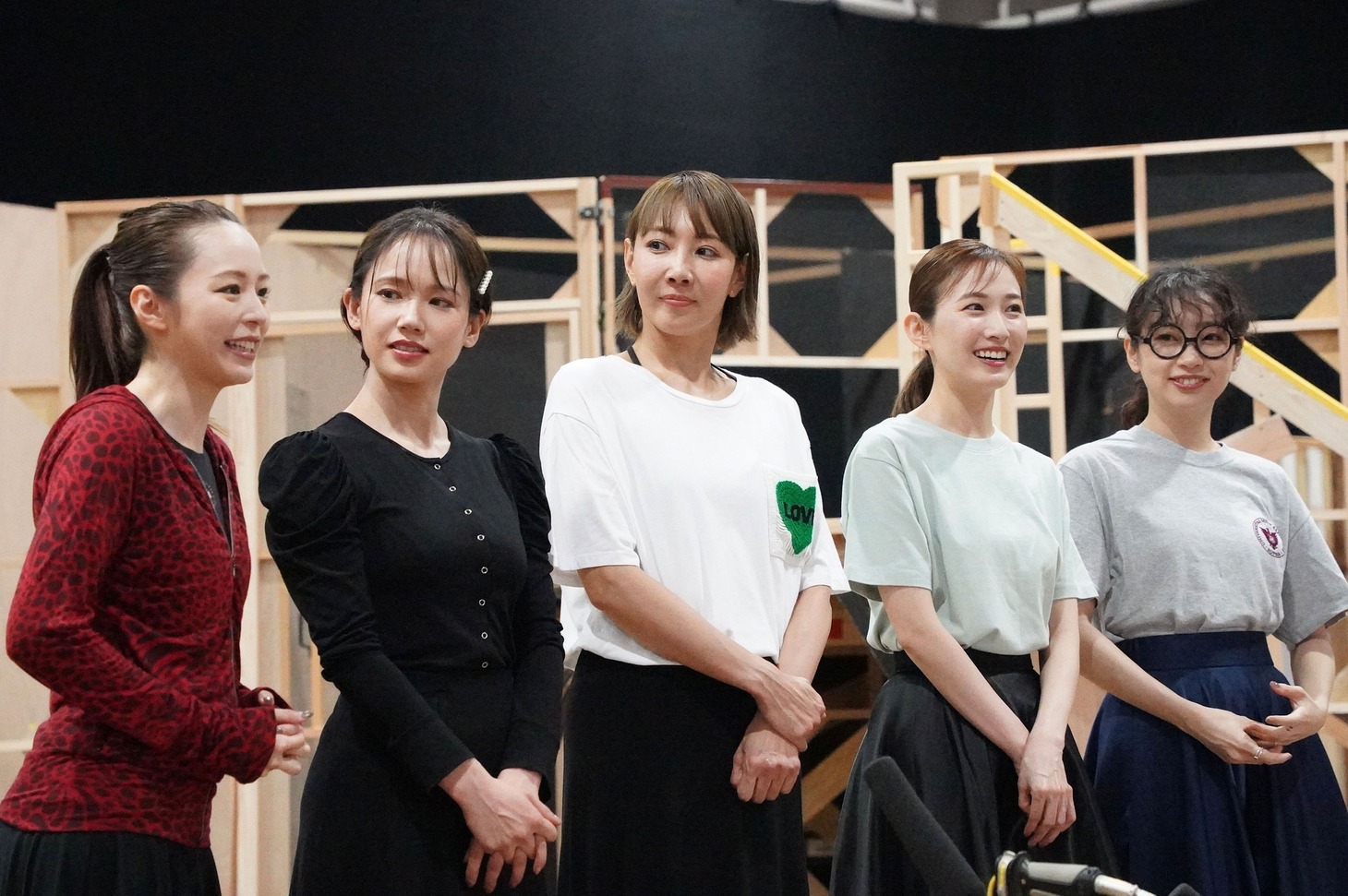 左から平野綾、ソニン、柚希礼音、実咲凜音、清水くるみ。