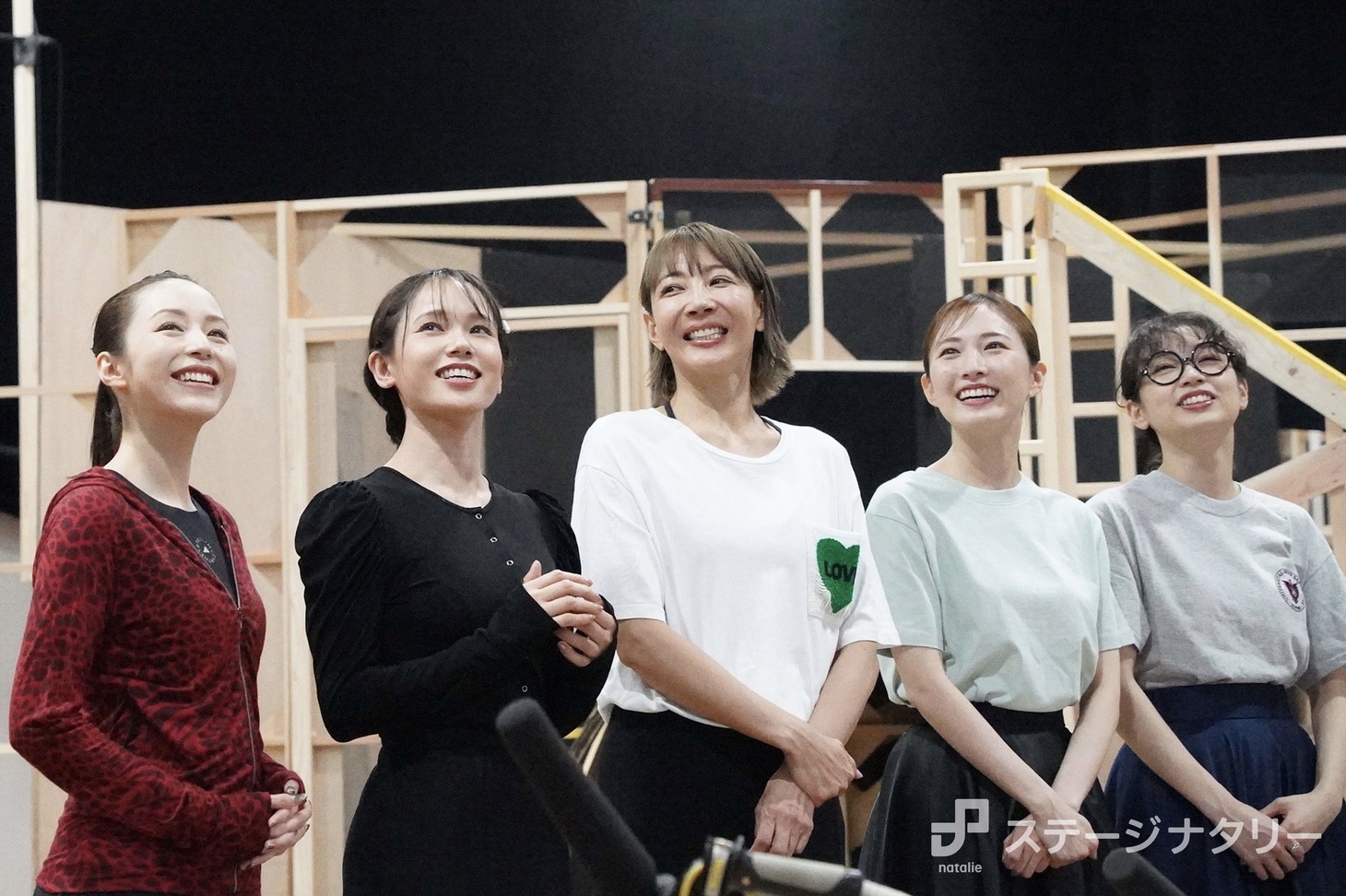 上階を通ったキャストに声をかける、平野綾、ソニン、柚希礼音、実咲凜音、清水くるみ。