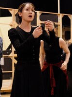 「ミュージカル『FACTORY GIRLS～私が描く物語～』」公開稽古より。