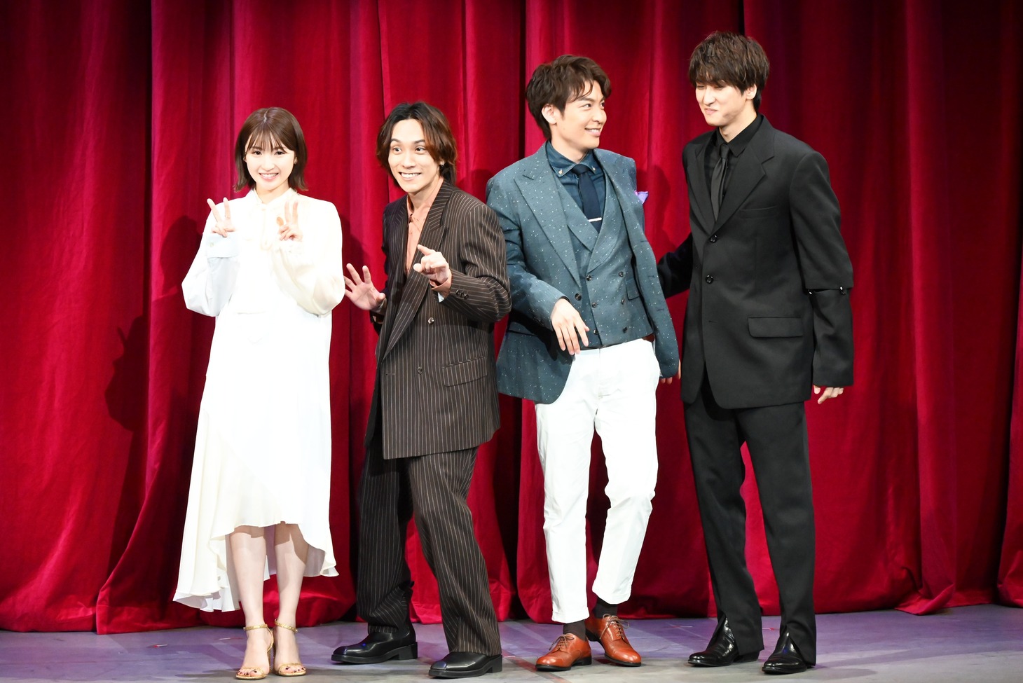 思い思いのポーズで写真撮影に応じるキャストたち。左から井上小百合、平間壮一、海宝直人、相葉裕樹。
