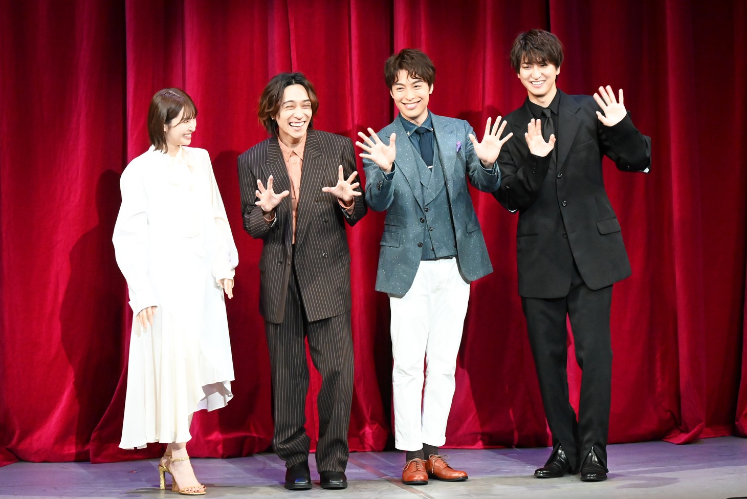 左から井上小百合、平間壮一、海宝直人、相葉裕樹。