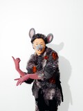 熊谷拓明扮するネズミ。（撮影：斎藤弥里）