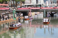 船乗り込みの様子。(c)博多座