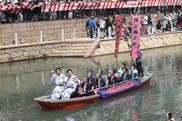 船乗り込みの様子。(c)博多座