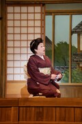 新派百三十五年記念 六月新派喜劇公演「三婆」より。(c)松竹