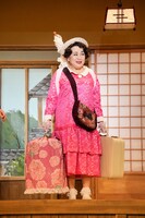 新派百三十五年記念 六月新派喜劇公演「三婆」より。(c)松竹