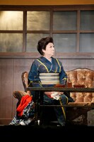 新派百三十五年記念 六月新派喜劇公演「三婆」より。(c)松竹