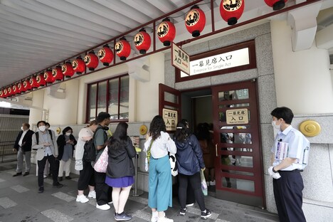 一幕見席入り口から入場する来場者たち。