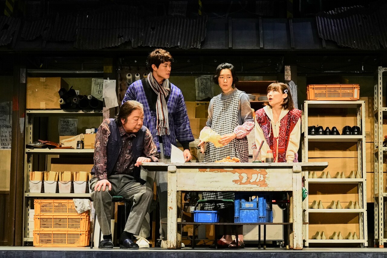 舞台「パラサイト」より。（撮影：細野晋司）