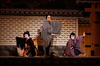 「六月博多座大歌舞伎」夜の部「『三人吉三巴白浪』大川端庚申塚の場」より。(c)松竹