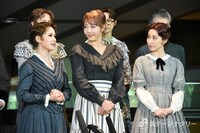 「ミュージカル『FACTORY GIRLS～私が描く物語～』」囲み取材の様子。