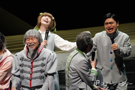 池田成志（前列右）への思いがあふれて泣き出す加藤諒（後列右）と、笑って慰める島崎遥香（後列左）。